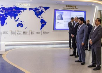سلطنةُ عُمان تبحث الفرص الاستثمارية لتوطين صناعات الطاقة النظيفة والسيارات الذكية بالصين