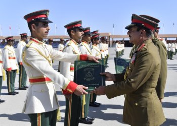 قائد الجيش السُّلطاني العُماني يُسلم البراءة السُّلطانية وشهادات التخرج لضباط الدورات المتخرجة