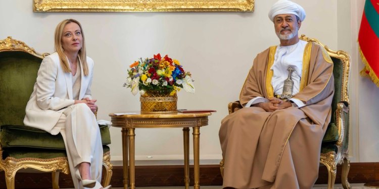 جلالة السلطان يلتقي رئيسة وزراء إيطاليا بمقر إقامته في المنامة