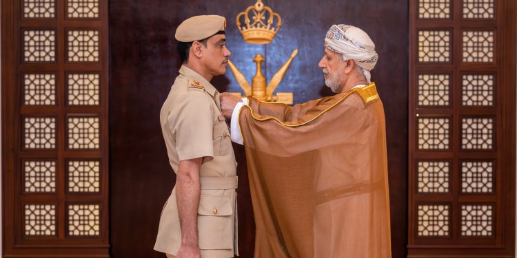 جلالةُ القائد الأعلى يُنعم بميداليتي الخدمة المُمتازة والثناء السُّلطاني على عددٍ من الضُّباط