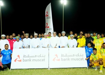 بنك مسقط يحتفل بافتتاح مشروع إنارة ملعب فريق الشاطئ بولاية المصنعة ضمن برنامج “الملاعب الخضراء”