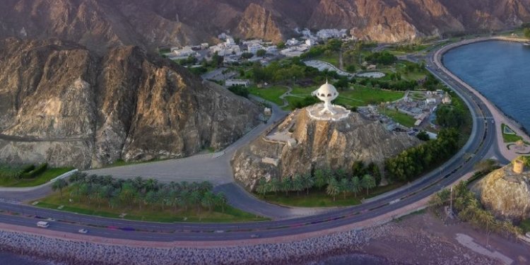غلق المسار الأيمن من الطريق البحري .. الخط القادم من مسقط باتجاه دوار الريام