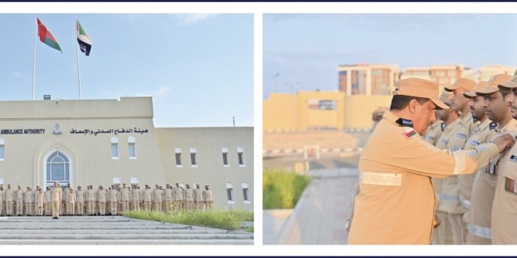 اللواء رئيس هيئة الدفاع المدني والإسعاف يقلِّد فريق البحث والإنقاذ شارات (المستوى الثقيل)