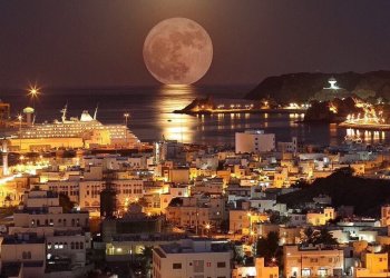 فرصة ذهبية لهواة التصوير.. القمر العملاق يزين سماء سلطنة عُمان مساء اليوم