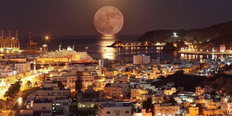 فرصة ذهبية لهواة التصوير.. القمر العملاق يزين سماء سلطنة عُمان مساء اليوم