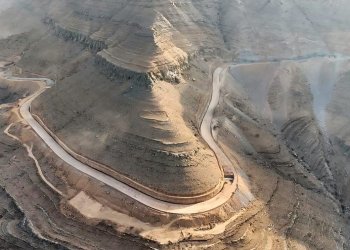 64 % نسبة الإنجاز في مشروع طريق السُّلطان فيصل بن تركي (دبا – ليما – خصب)