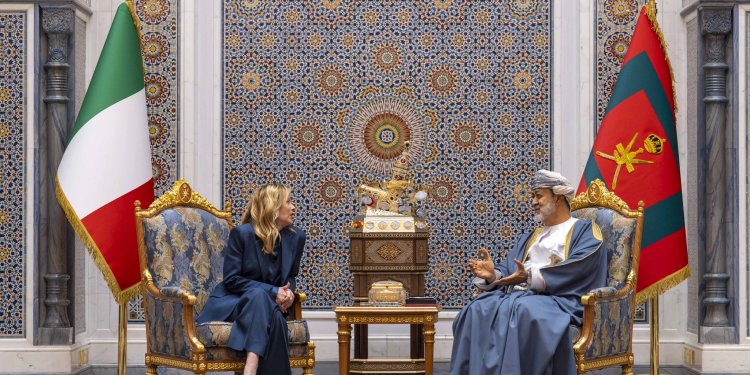 جلالة السلطان يستقبل رئيسة وزراء إيطاليا بقصر البركة العامر
