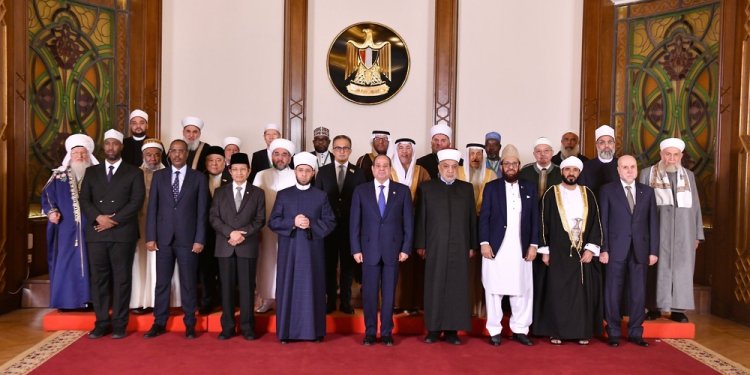 الرئيس المصري يلتقي وزير الأوقاف والشؤون الدينية على هامش مؤتمر المجلس الأعلى للشؤون الإسلامية بالقاهرة