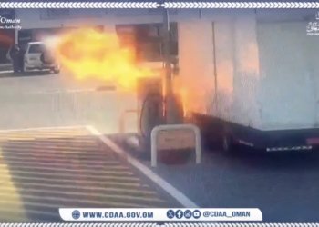 إصابة شخص إثر انفجار خزان وقود شاحنة في محطة تعبئة بنزوى