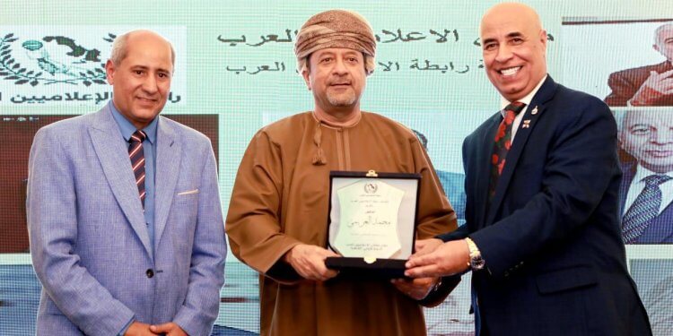 رابطة الإعلاميين العرب تُكرِّم الدكتور محمد العريمي في القاهرة
