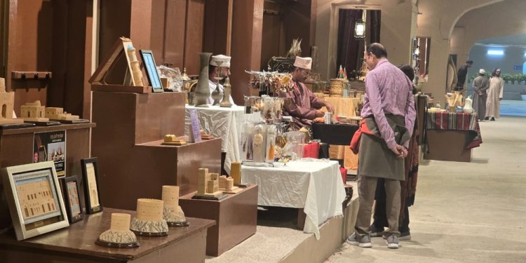 أكثر من 450 حرفيًّا بالقرية التراثية بليالي مسقط 2026