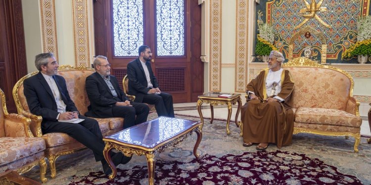 جلالةُ السُّلطان المُعظّم يستقبلُ معالي الدكتور أمين المجلس الأعلى للأمن القومي الإيراني