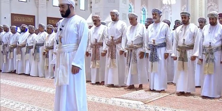 جلالةُ السُّلطان المُعظّم يؤدّي صلاة عيد الفطر‬⁩ السّعيد