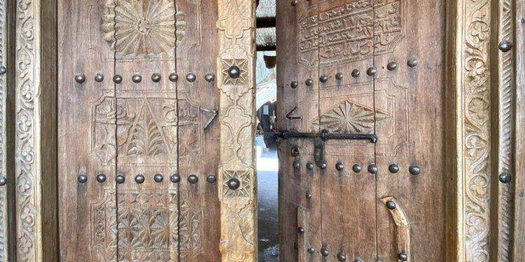الأبواب التقليدية في عُمان … ذاكرة المكان وصوت الهوية
