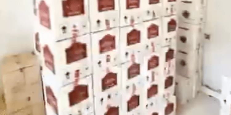 مداهمة موقع لتخزين الكحول وضبط أكثر من 4300 زجاجة