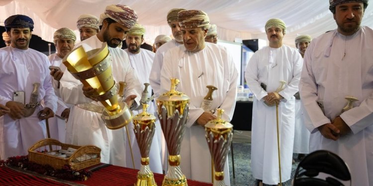 مهرجانُ كأس جلالةِ السُّلطان المعظم للهُجن 2026.. أجواءٌ تنافسيّةٌ وحضورٌ مُلفتٌ من مُلّاك ومُتابعي رياضات الهجن