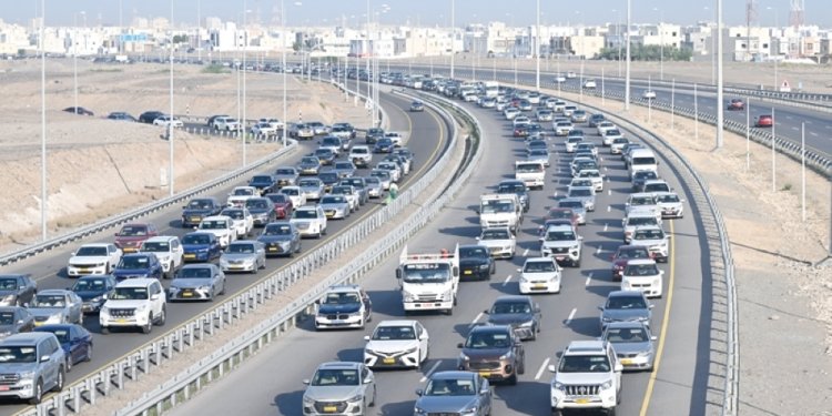 زحام مسقط: أزمة طرق أم أزمة تفكير؟