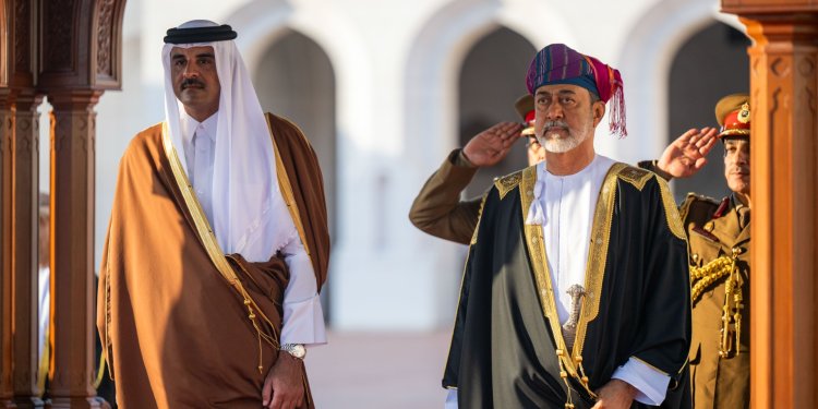 جلالةُ السُّلطان وأميرُ قطر يبحثان تداعيات الأحداث في المنطقة على أمن الدول واستقرارها