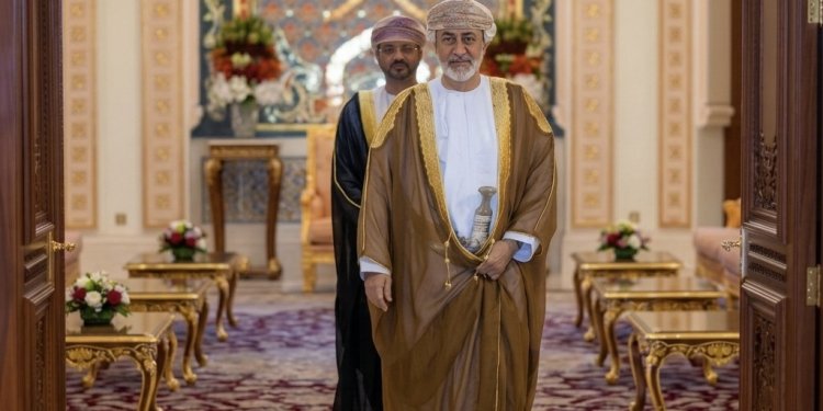 سلطنة عُمان في عين إيمانويل ماكرون .. وساطة تعيد رسم الممكن