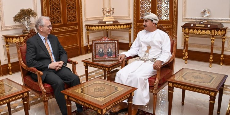 خلال استقباله السفير الألماني المعتمد لدى اليمن … وزير المكتب السلطاني يبحث تطورات الأزمة اليمنية