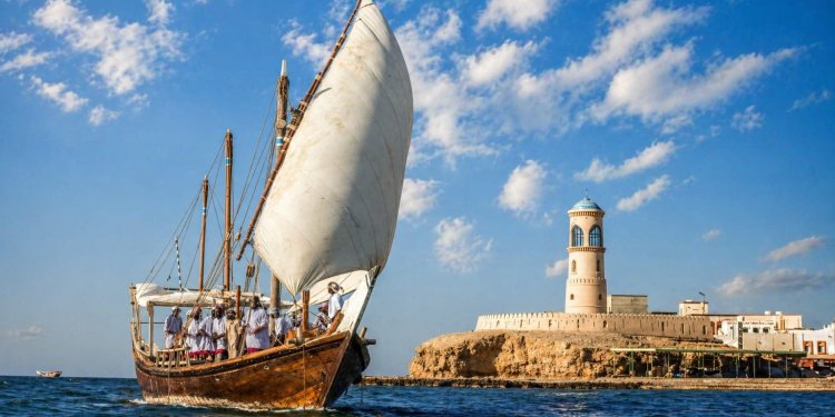 قبل ثلاثة عقود .. 4 رسائل حملها خطاب «أعز الرجال وأنقاهم» من ولاية صور إلى العُمانيين