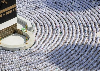 78 % من حجاج سلطنة عُمان فضّلوا السفر جوًا هذا العام.. وهذا متوسط تكلفة الحج في موسم 1447هـ