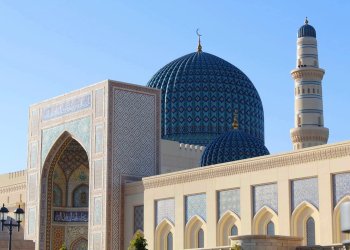 قبل أن تتجه إليه الأنظار صباح العيد.. ماذا تعرف عن جامع السلطان قابوس بصحار؟