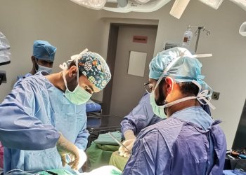 نجاح إجراء عمليتين جراحيتين عاجلتين ومعقّدتين للعمود الفقري بمستشفى الرستاق