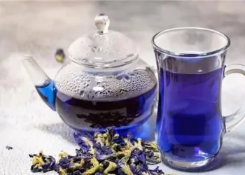 في اليوم العالمي للشاي .. تعرف على “الشاي الأزرق” ساحر الأكواب ومخزن الفوائد