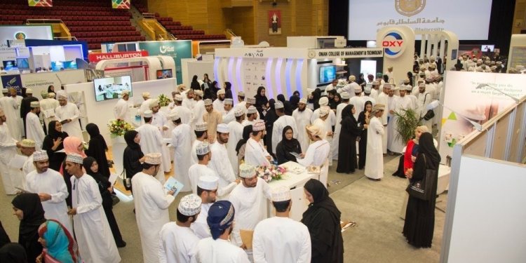 54 % منهم إناث و35 ألفًا من خريجي التعليم العالي.. ماذا تكشف أرقام الباحثين عن عمل في سلطنة عُمان؟