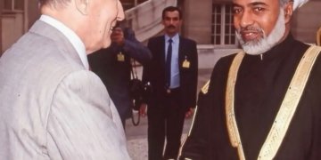 منذ زيارة السلطان قابوس قبل 52 عامًا.. ماذا تخبرنا الزيارات المتبادلة بين مسقط وباريس؟
