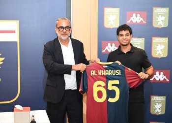 نادي جنوة الإيطالي يُوقع عقدًا احترافيًّا مع اللاعب صهيب الخروصي