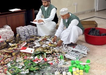 شمال الباطنة.. مداهمة موقع مخالف وضبط أكثر من 3 آلاف منتج محظور