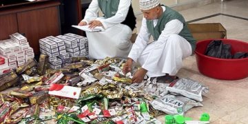 شمال الباطنة.. مداهمة موقع مخالف وضبط أكثر من 3 آلاف منتج محظور