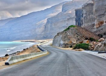 من سواحل الشرقية إلى ضباب ظفار.. رحلة على الطريق العابر لبحر العرب