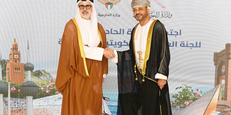 وزير الخارجية ونظيره الكويتي يبحثان تعزيز التعاون الثنائي