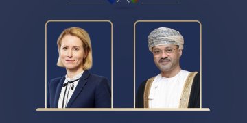 اتصال عُماني أوروبي يدعو لخفض التصعيد وتأمين الممرات البحرية