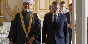 في باريس.. جلالةُ السُّلطان يزور مقرّ اليونسكو ويشيد بمسيرة التعاون الثقافي