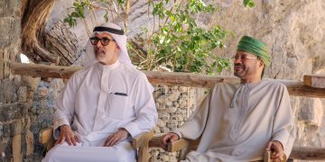 في مشهدٍ أخوي يعكس عمق العلاقات التاريخية بين البلدين.. وزيرا خارجية عُمان والكويت يتجولان في رحاب محافظة الداخلية