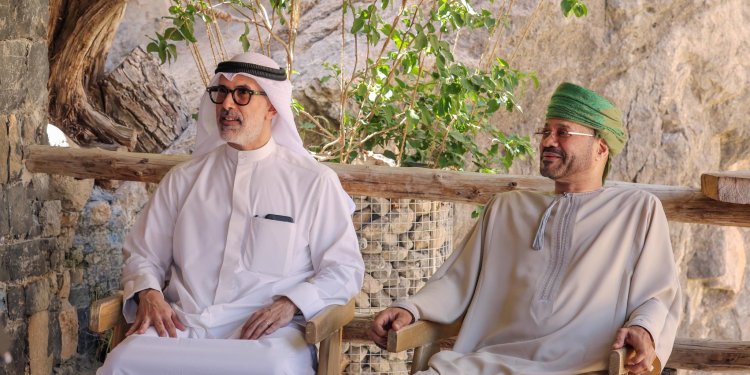 في مشهدٍ أخوي يعكس عمق العلاقات التاريخية بين البلدين.. وزيرا خارجية عُمان والكويت يتجولان في رحاب محافظة الداخلية