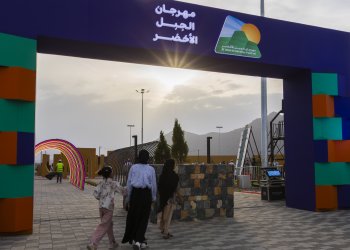 محافظة الداخلية تكشف عن تفاصيل مهرجان الجبل الأخضر 2026 وتوقع عقود التنفيذ استعدادًا لانطلاقه منتصف يوليو