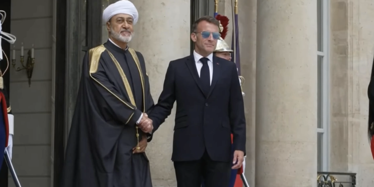 جلالةُ السُّلطان والرئيسُ الفرنسي يشهدان التّوقيع على 6 اتفاقيّات و3 مذكّرات تفاهم و3 إعلانات نوايا بين البلديْن الصّديقيْن