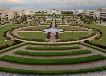 2335 عمانيًا و60% من القوى العاملة نسائية.. ماذا تكشف أرقام مجتمع جامعة السلطان قابوس الوظيفي؟