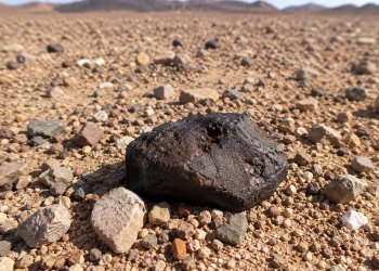 ليس كل ما تجده في الصحراء ملكًا لك.. هل تعلم أن نيزكًا قد يعرّضك للسجن 10 سنوات؟