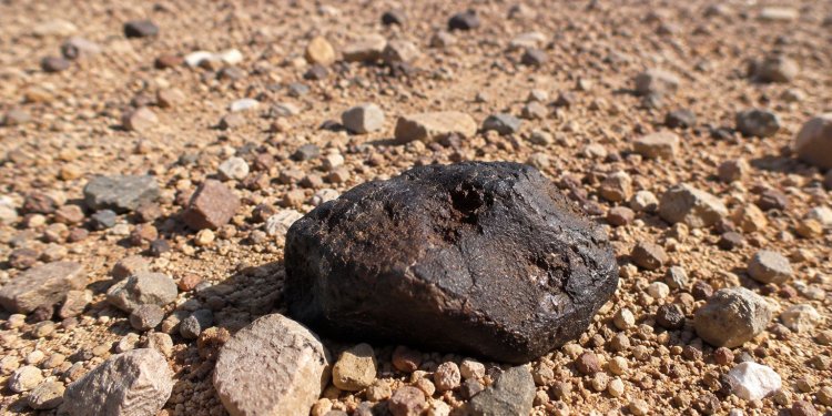 ليس كل ما تجده في الصحراء ملكًا لك.. هل تعلم أن نيزكًا قد يعرّضك للسجن 10 سنوات؟