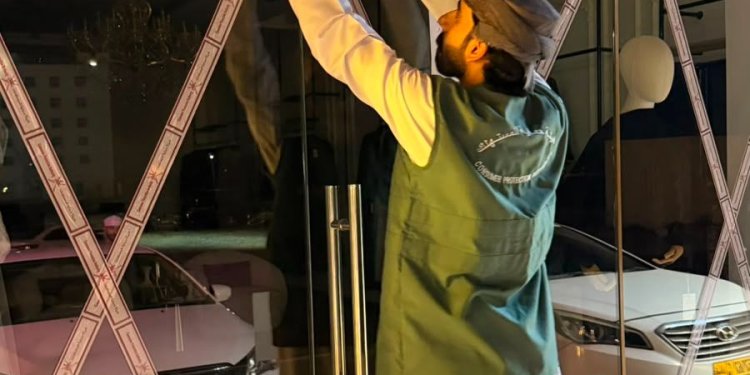 إغلاق منشأة تجارية في مسقط