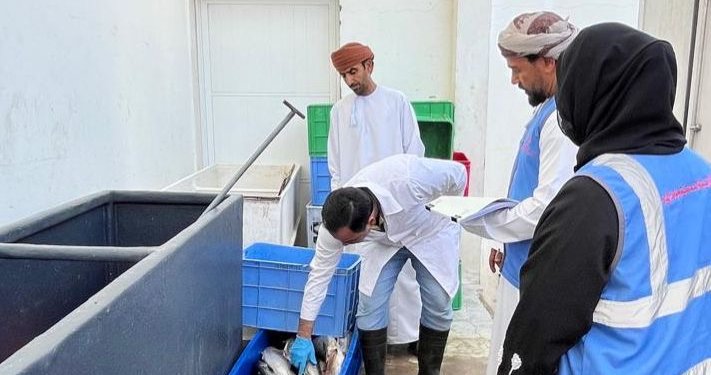 الظاهرة .. إتلاف قرابة نصف طن من الأسماك الفاسدة