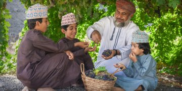 يستقطب أكثر من 10 آلاف زائر.. شمال الشرقية تحتفي بالعنب في موسم اقتصادي وزراعي واعد