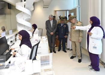 مسؤولٌ عسكريٌّ جزائريٌّ يزور المدينة الطبّية للأجهزة العسكريّة والأمنيّة ومركز الأمن البحري