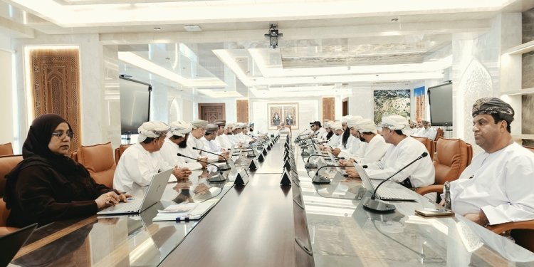 المجلس البلدي بالداخلية يناقش التوسع العمراني وتطوير الخدمات المجتمعية